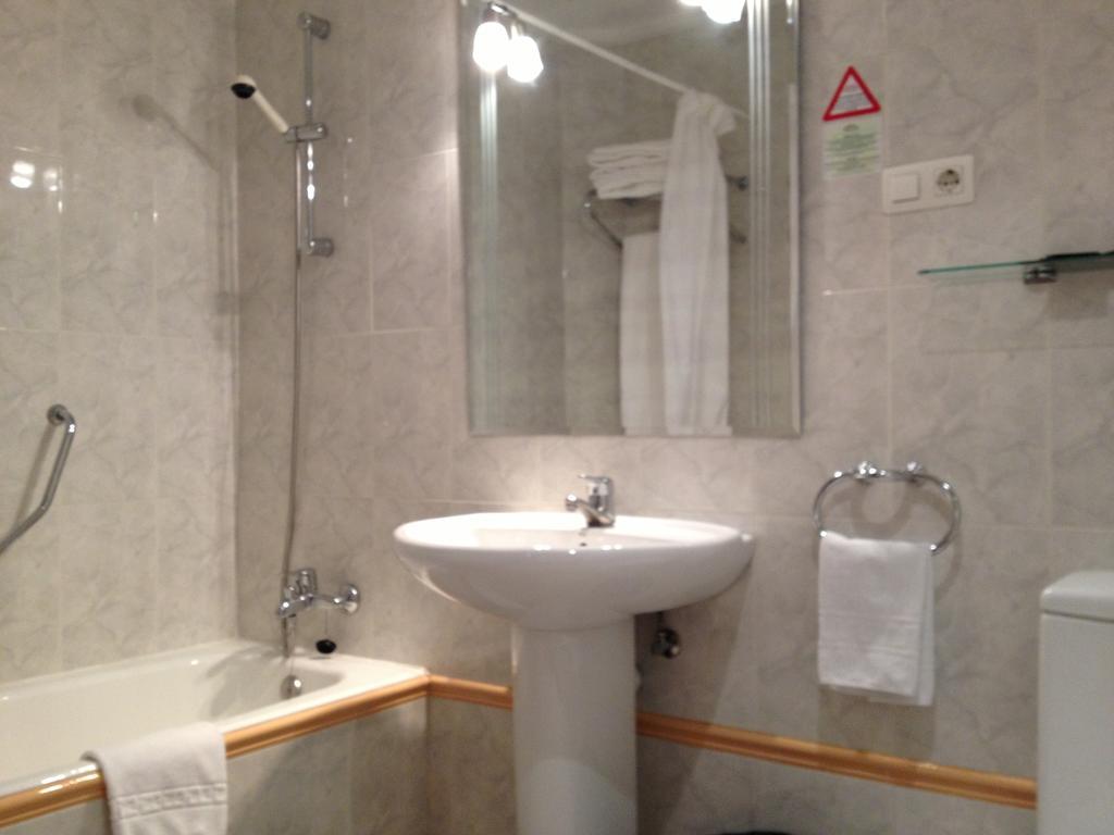 Apartamentos Turisticos Puerta De Леон Экстерьер фото